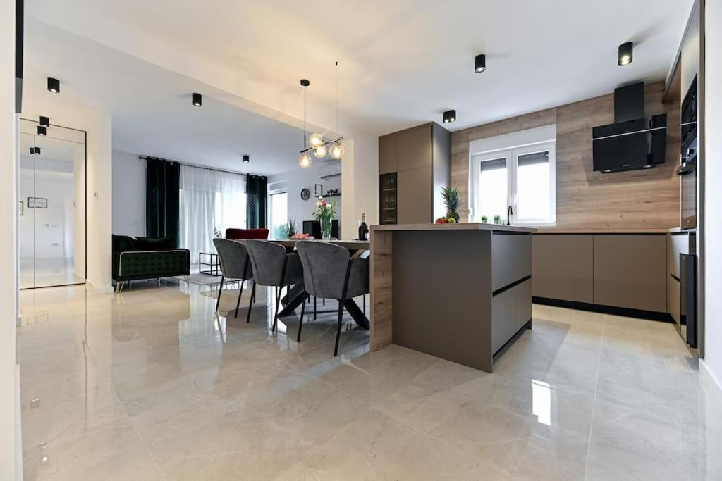 Penthouse Z Point
